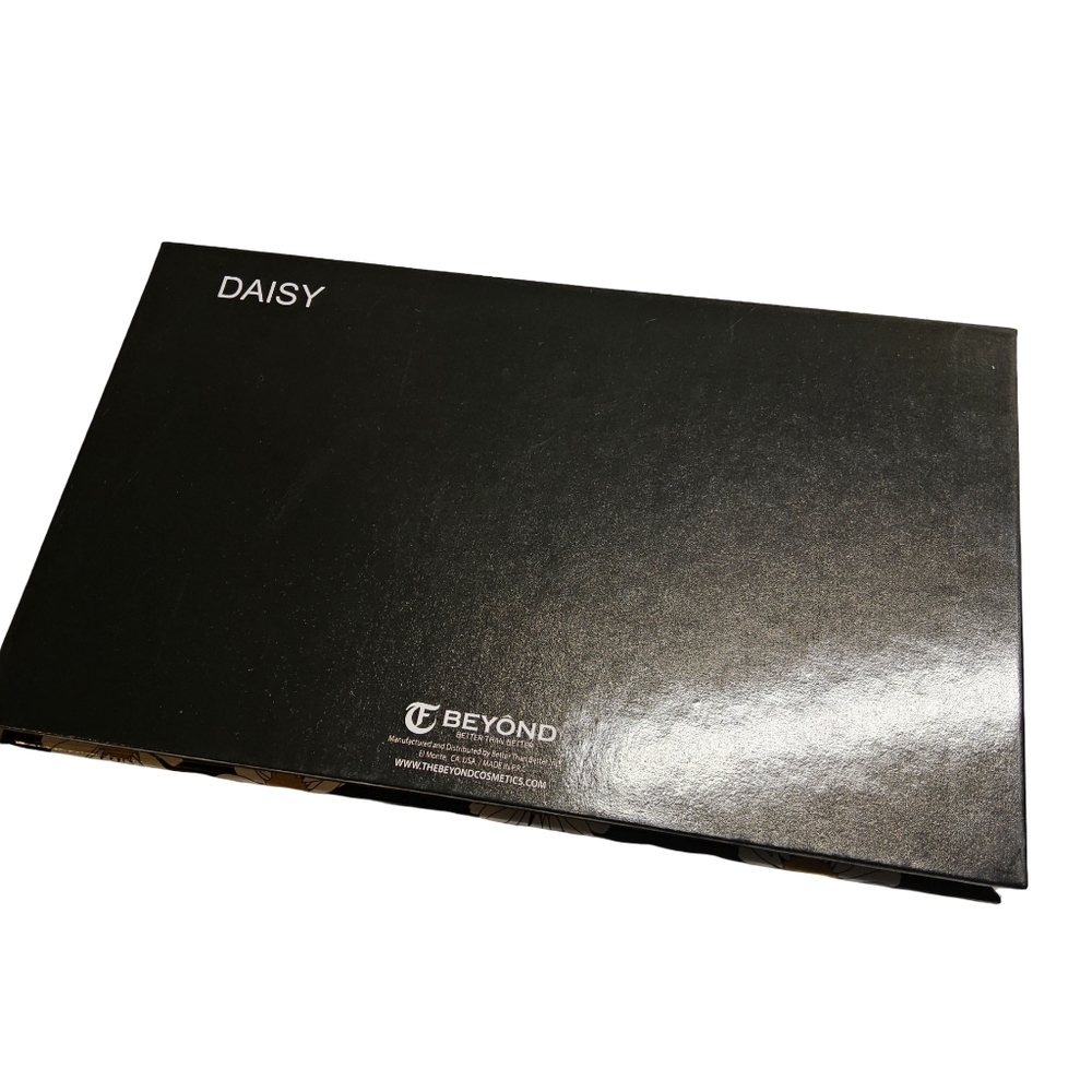 Beyond Eye Shadow Palette - Picture 3 of 4